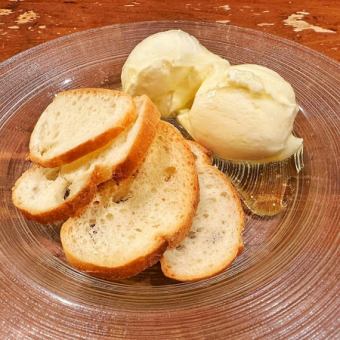 Mascarpone with honey