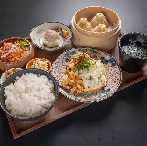 【小鉢たくさんあり、映え系ランチ】