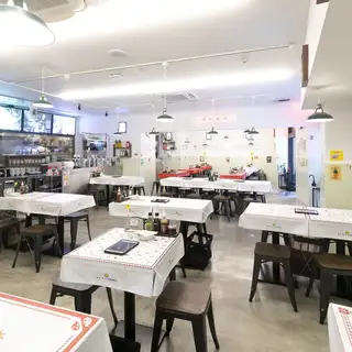我們提供餐桌座位！我們有四張雙人桌，非常適合小型聚會。無論是朋友聚會還是與愛人共進晚餐，這裡都是理想之選！期待您的光臨！