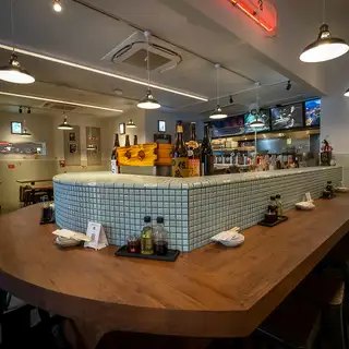 我們餐廳設有14個吧台座位，即使您獨自用餐也能放鬆身心！這些位置絕佳，您可以按照自己的步調享用美食和飲品，而無需擔心周圍的人。看看你面前琳瑯滿目的菜單，根據你當天的心情，點任何你喜歡的菜吧！