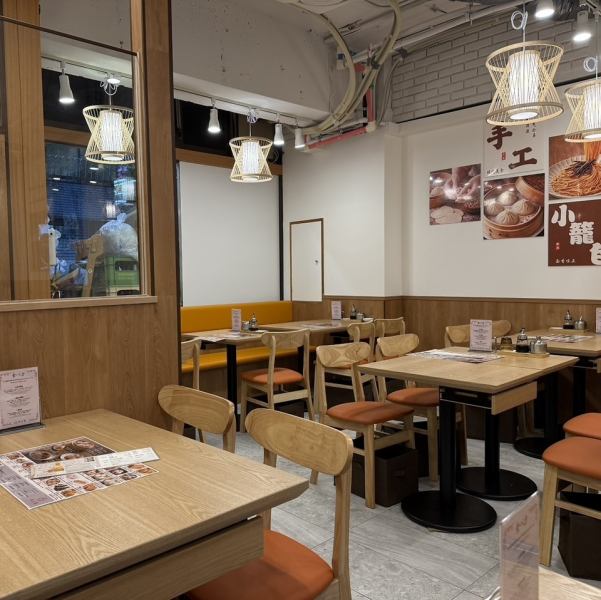 【最大38名様まで貸切可能】広々とした店内は、歓送迎会や会社宴会など、大人数でのご宴会に最適です！テーブル席は人数に合わせてレイアウト変更が可能なので、少人数から大人数まで柔軟に対応いたします。美味しい中華料理と美味しいお酒で、思い出に残る楽しいひとときをお過ごしください。