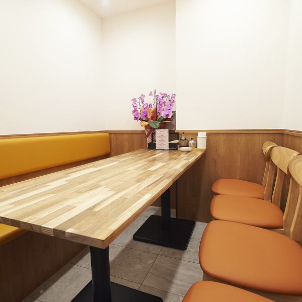 【6名様までご利用可能な個室完備】周りを気にせずお食事が楽しめる、プライベート感たっぷりの個室をご用意しております。接待や会食、ご家族でのお食事、ちょっとしたお集まりなど、様々なシーンで大活躍！人気のお席となりますので、ご希望のお客様はお早めのご予約をおすすめいたします。