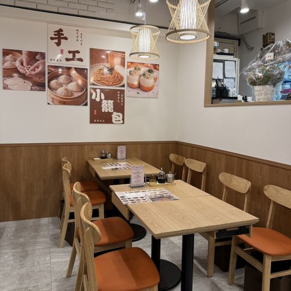 【女性にも人気の落ち着いた空間】清潔感があり、落ち着いた雰囲気の店内は、女性のお客様にも大好評！ランチタイムには、自慢の点心が味わえるセットメニューが人気です。ご友人とのランチや女子会、デートなど、ゆったりとお食事を楽しみたい時にぜひご利用ください。