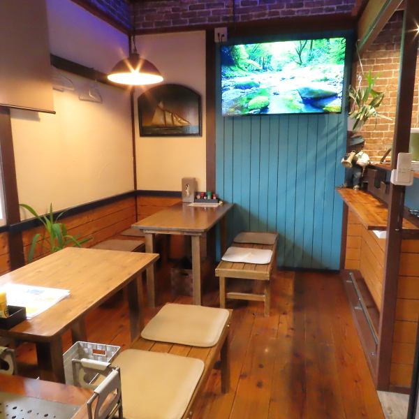 【2階はテーブル席と小上がり席を完備！卓を囲んで団欒のひと時★】2階は2人・4人掛けテーブル席や、小上がりタイプの4人掛け席がございますので、家族や友人、グループでのお食事に◎モダンにDIYされた店内は、使い勝手も良く、居心地も抜群です♪