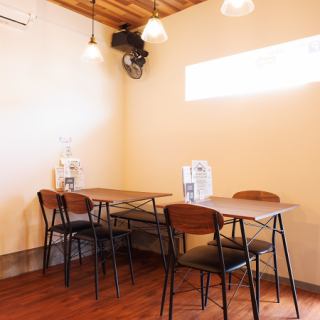 【１階：4名テーブル×１席/２階：4名テーブル×３席】