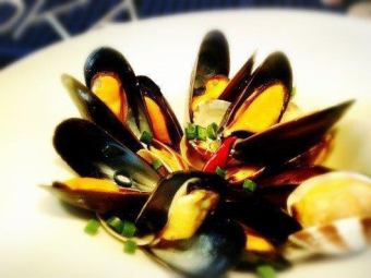 Steamed white wine of lajonkairia and mussels