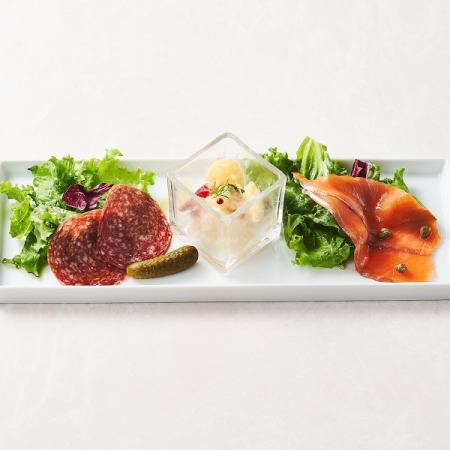 Antipasto Mist (assortment of 3 types of appetizers and snacks)