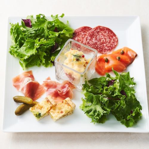 Antipasto Mist (assortment of 5 appetizers and snacks)