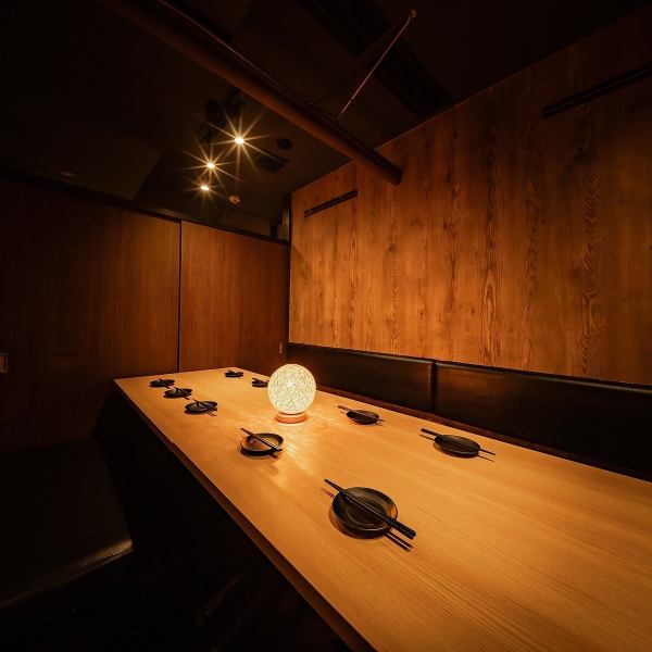 【ダウンライト照明が織りなす上質空間】人数は4名~/6名~以上のご宴会も大歓迎■隠れ家的オシャレ空間は落ち着いてゆったり過ごせ 、都会の喧騒から離れたお時間をお過ごしいただけます◆これからの各種ご宴会や仲間内、お仕事終わりにもピッタリです。