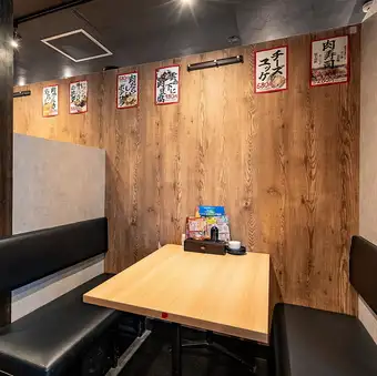 【2～20名様】ご案内可能なテーブル席もご用意ございます！各種ご宴会使いは勿論、お仕事終わりや普段使い、デートに女子会等幅広いシーンでお使いいただけます◎