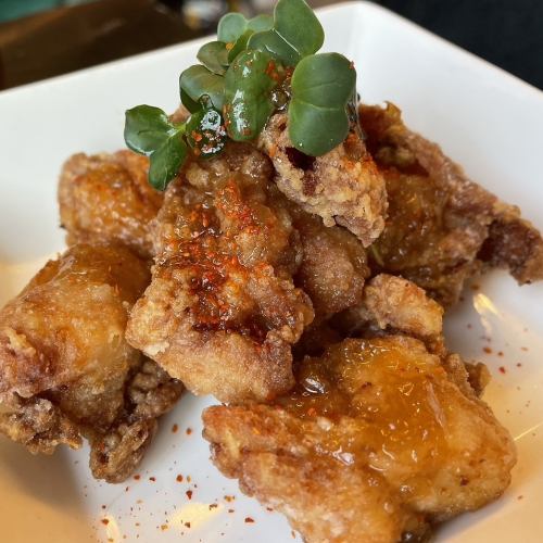 Deep-fried young chicken with addictive onion and soy sauce sauce