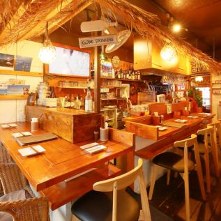 カウンター席は8席ございます♪陽気な雰囲気の店内で、楽しくお食事をお楽しみ頂けます☆室内と屋外どちらかの営業になる場合があります。