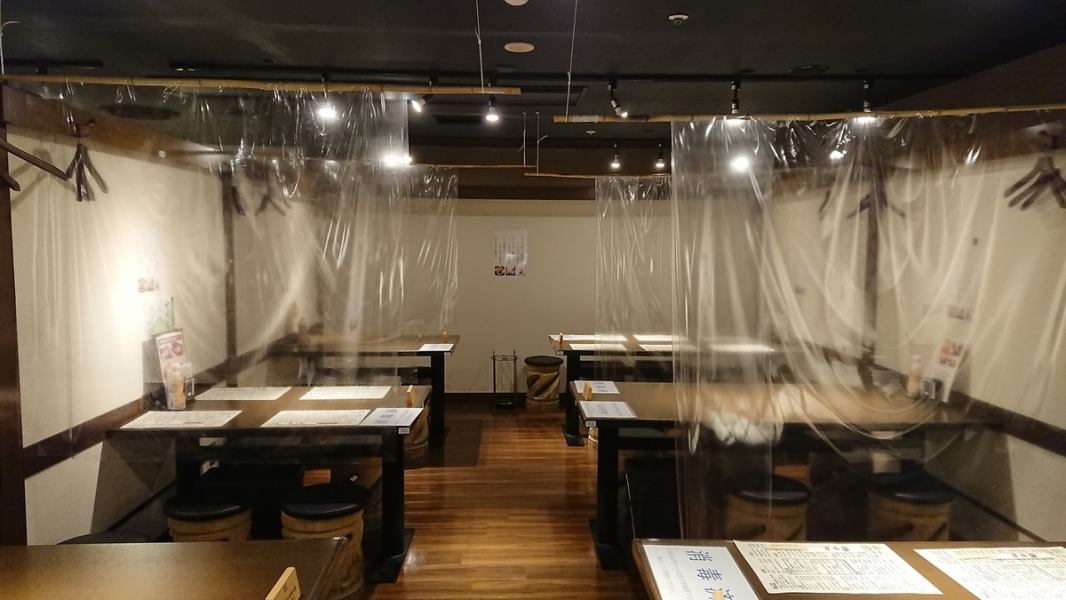 [Table seats for up to 30 people.] Table seats in the back of the store where you don't take off your shoes.If you are considering having a party near Tokyo Station, please use our restaurant! Banquet courses where you can enjoy fresh seafood start at 4,000 JPY (incl. tax).