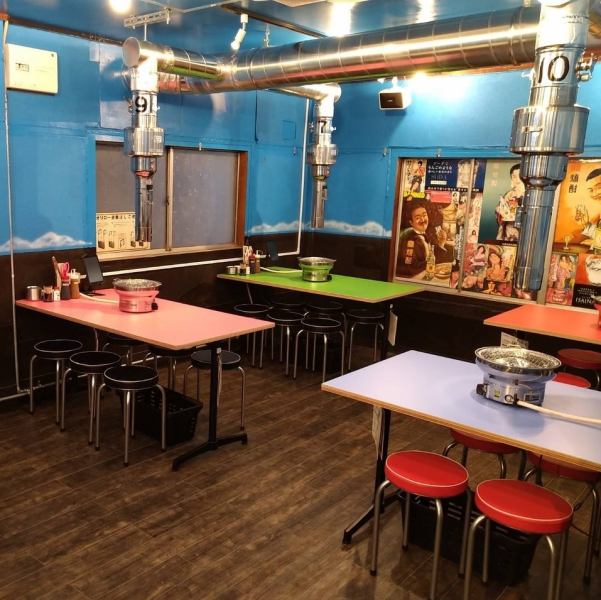 It's a spacious and casual space! Perfect for a large number of people ♪ The tables that change color one by one are colorful and playful on the wall ♪
