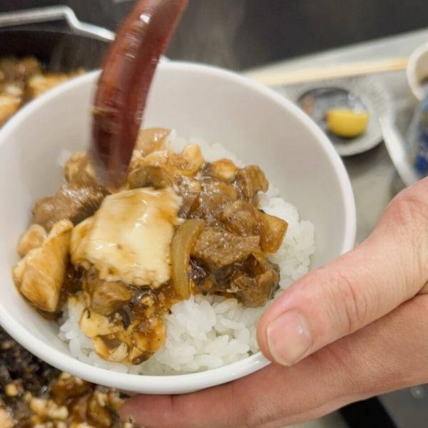 店外は大衆居酒屋らしい構えで、初めてでも入りやすいデザイン☆駅からのアクセスを意識した立地に加え、外観から楽しさが伝わる工夫を施しています。店内は賑わいが感じられる基本設計ですが、過ごす時間が不快にならないよう音や動線も丁寧に配慮◎訪れるたびに安心して利用できる雰囲気を整えています♪