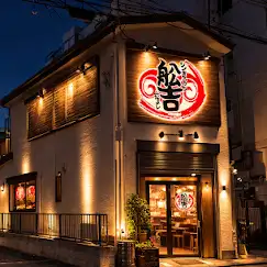 店外は大衆居酒屋らしい構えで、初めてでも入りやすいデザイン☆駅からのアクセスを意識した立地に加え、外観から楽しさが伝わる工夫を施しています。店内は賑わいが感じられる基本設計ですが、過ごす時間が不快にならないよう音や動線も丁寧に配慮◎訪れるたびに安心して利用できる雰囲気を整えています♪