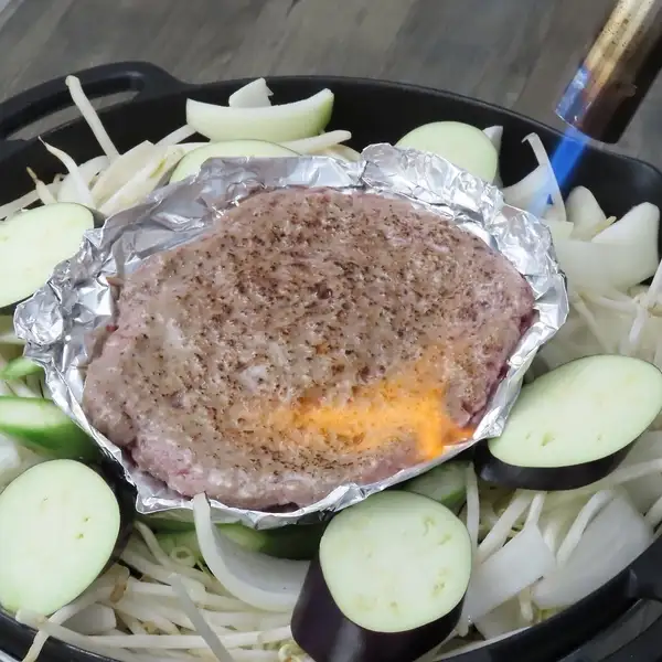 鉄板で焼き上げるラムのハンバーグ☆