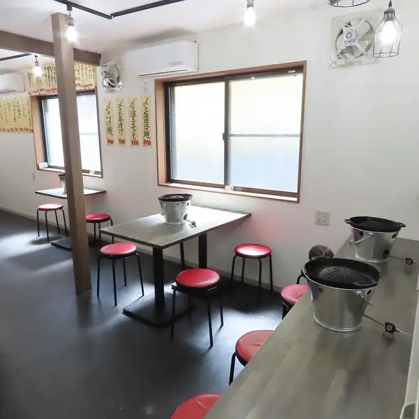 2名から3名程度でちょうどいいサイズ感のテーブル席は、程よい距離感で親しみやすさを優先。仕事帰りの一杯や、友人との気軽な食事にもぴったりです。肩の力を抜いてジンギスカンを楽しめます。入店しやすい大衆的なデザインが特徴で、誰にでも利用しやすい雰囲気を備えています♪