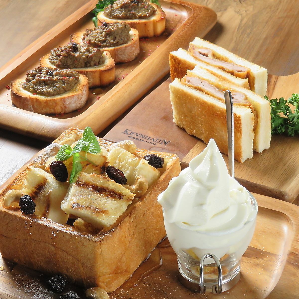 인기있는 꿀 토스트로 장식 서비스!