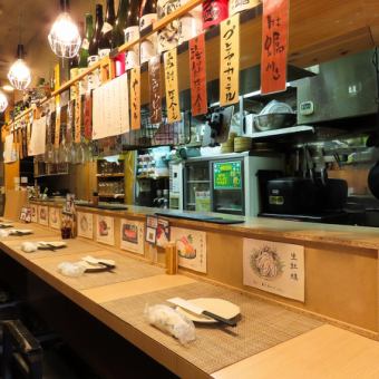 【至福のひとときをカウンター席で♪】8席のカウンター席がお店の魅力♪おひとり様も大歓迎！落ち着いた雰囲気で、お好みのお酒を楽しんでください♪特別なひとときを、カウンター席でお過ごしください◎