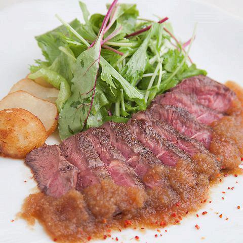 Please enjoy dishes that make use of seasonal ingredients such as yakitori and steak!