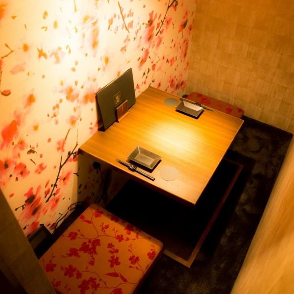 【デート・女子会にも】店内は和モダンでくつろげる空間。落ち着いた雰囲気の個室でゆったりとお過ごし頂けます。デートや記念日、接待などプライベートな飲み会にご利用ください。疲れた足を伸ばしながらお食事をお愉しみいただけます。