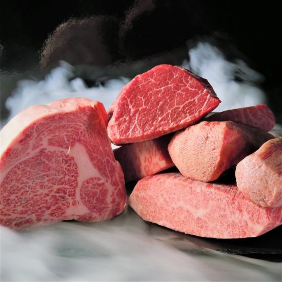 We offer a plate centered on carefully selected Wagyu beef and fresh hormones that the owner is particular about.
