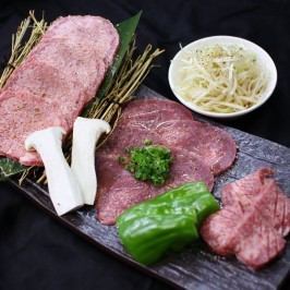 Orders are flooding in!The "3 types of tongue platter" is 3,960 yen (tax included) and allows you to enjoy three types of tongue.It's a dish where you can also enjoy green onion tongue and thickly sliced tongue◎