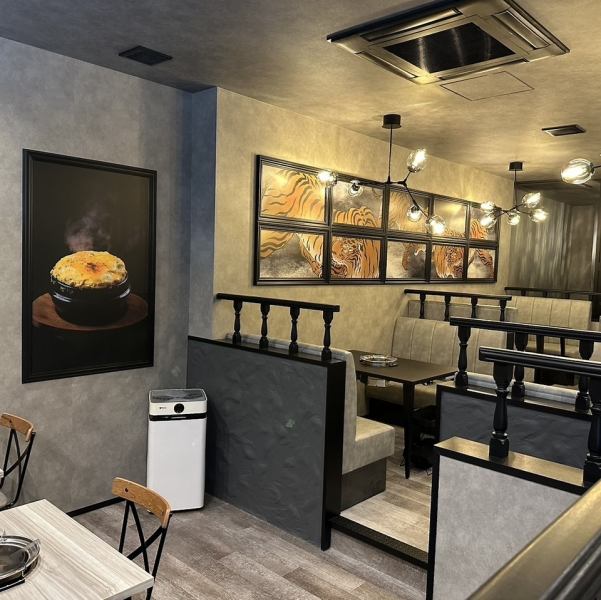 [A luxurious interior] A calming space that the owner has carefully designed.We have table seats for two and sofa seats for four.