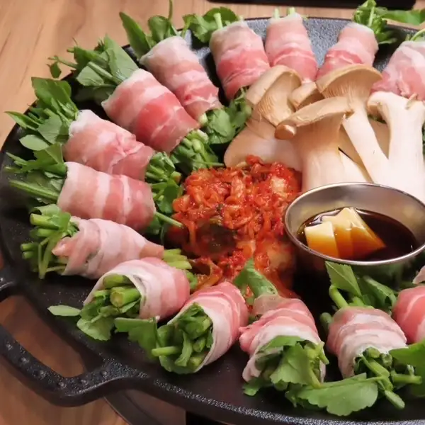 おしゃれ空間で味わう本格韓国グルメ。チュクミはもちろん、生サムギョプマリも仲間入り◎