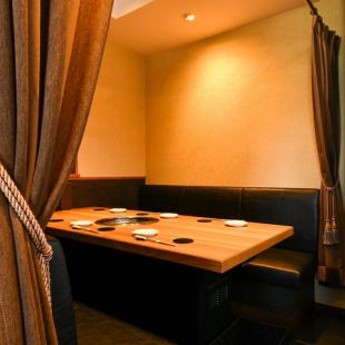[Semi-private room for 4 people x 1 table] Enjoy your meal without worrying about your surroundings.*Reservations for private rooms must be made by phone and cannot be made online.