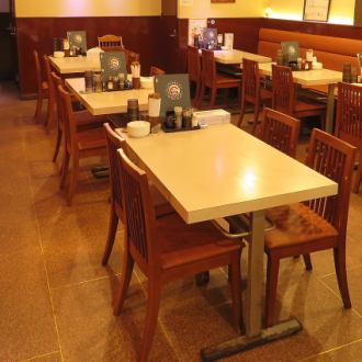 [Table seating & sofa seating for small banquets] We also offer table seating that can be used by small people, so it is also recommended for a little while on the way home from work. It is easy to meet up.