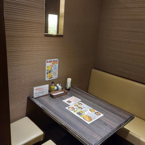 [Private room with table seating for 2-4 people] A private room that can be used by small groups.The entrance has a noren curtain.