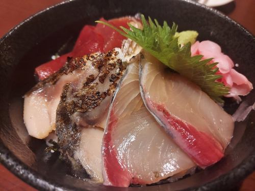 Marinated seafood rice bowl (with miso soup)