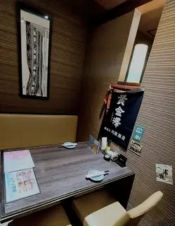 【2~4名掛け 個室テーブル席】少人数でご利用頂ける個室。接待やデートに最適。落ち着いた空間をご提供します。3席のみな為、人気席です。お問い合わせはお早めに