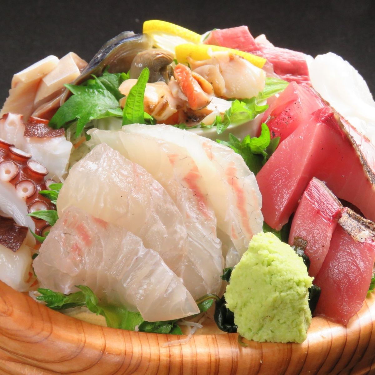 在晚上'Wabisuke'享用美味鲜鱼的海鲜酒吧