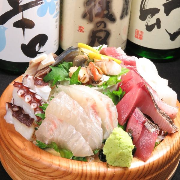 “名物”桶盛り(小2000円/大3800円)  広島の鮮魚が楽しめる！