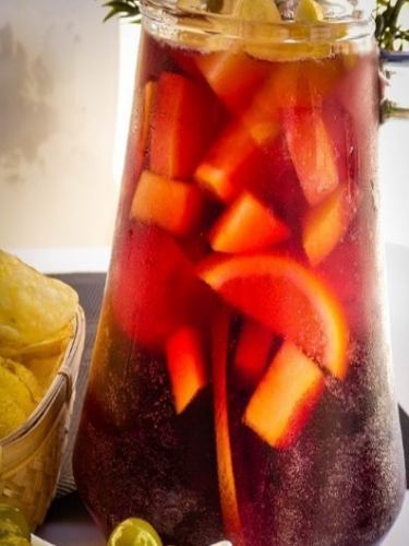Homemade sangria with beautiful appearance is recommended!