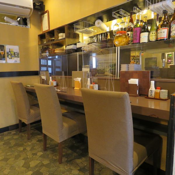 獺祭含む季節の地酒や本格焼酎も圧巻の品揃え！日本酒もグラスやおちょこを選べたり、飲み方ひとつでもこだわる店主のこだわりとセンスが感じられます★カウンターもあるので店内至る所に貼られているおつまみやお酒を眺めながらゆっくりとお寛ぎください。