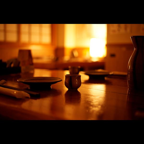 立川エリアでの大宴会をお考えの方にオススメ◎お客様の人数によっては店内貸切宴会も承っております。3階建ての一軒家はフロアによって席タイプが異なります。1階は4名様テーブル席2卓に、カウンター席が4席。大人の隠れ家のような落ち着いた雰囲気の中で、美味しい食事と当店自慢の日本酒・焼酎をお楽しみいただけます。