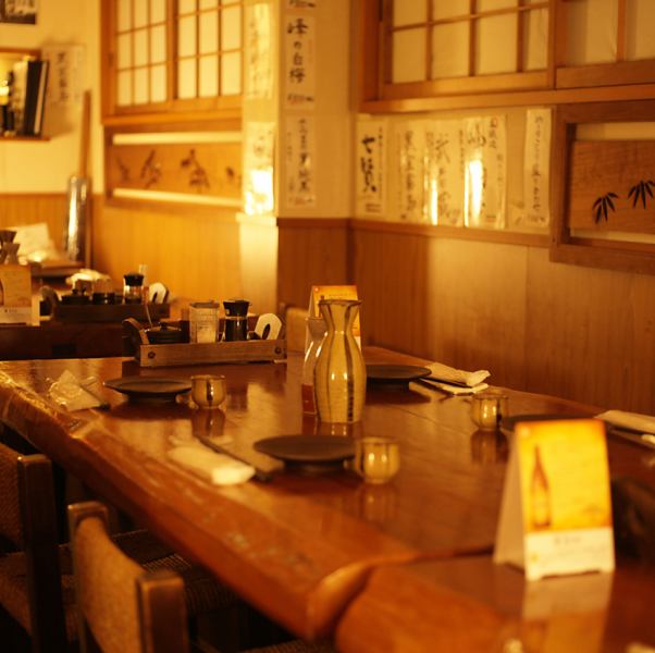 立川エリアでの大宴会をお考えの方にオススメ◎お客様の人数によっては店内貸切宴会も承っております。3階建ての一軒家はフロアによって席タイプが異なります。1階は4名様テーブル席2卓に、カウンター席が4席。大人の隠れ家のような落ち着いた雰囲気の中で、美味しい食事と当店自慢の日本酒・焼酎をお楽しみいただけます。