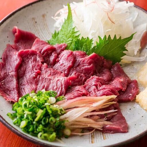 【山梨名物】馬肉はボリュームたっぷり100g!!「馬刺し」は必食の逸品！宴会コースでもご提供!!