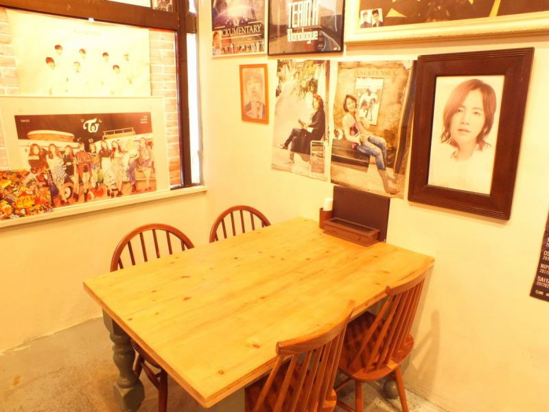 If you are lucky you may be able to meet Korean Idol!? In a spacious shop, antique furniture is placed and you can enjoy your meal in a calm space