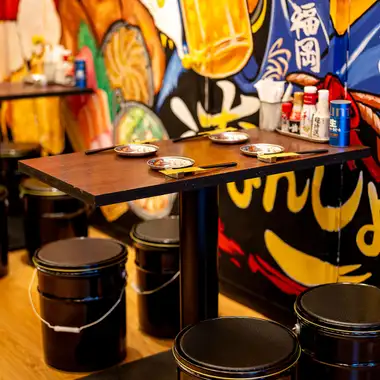 [Recreating Hakata Nakasu Yatai] Enjoy a lively atmosphere at this table seating area, perfect for banquets and drinking parties, while gazing at the giant mural that symbolizes Hakata Nakasu Yatai Village Nanshotto?The store is equipped with TV monitors, making it the perfect space for watching sports!