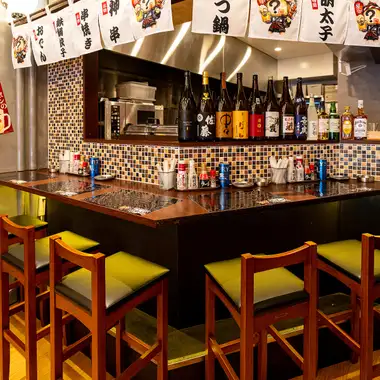 [Recreating Hakata Nakasu food stalls] Counter seats that recreate the atmosphere of a food stall.Watch the chefs at work right before your eyes! Enjoy a lively atmosphere from a prime seat, watching as they prepare dishes like oden and yakitori.Our counter seating is designed to engage all five senses! Please use it for various occasions, such as drinks with friends, dates, or with colleagues.