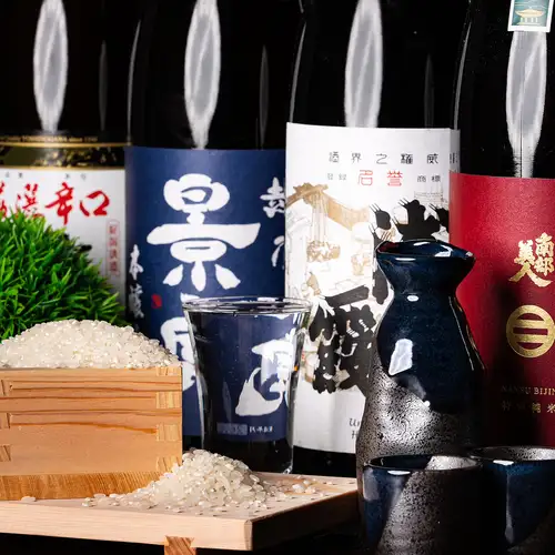 全国各地の銘柄日本酒や焼酎、ワインなど飲み放題で堪能あれ！飲み放題プランにお一人様+500円でグレードUP