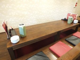 这是一个日式座位，您可以在私人房间放松身心。