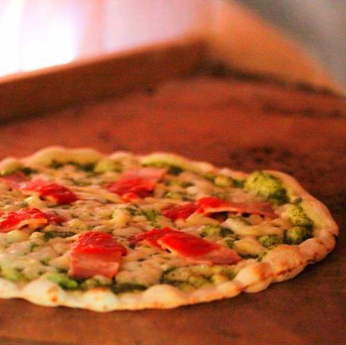 Stone kiln pizza that is carefully made from dough one by one on the spot ♪ Enjoy the crispy outside and the chewy authentic pizza inside!