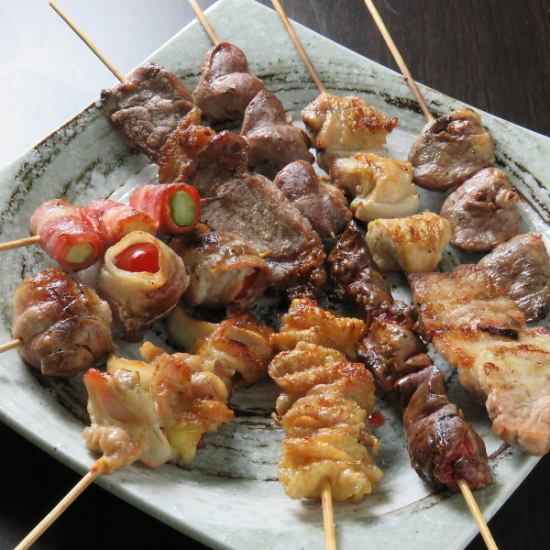 炸雞、生魚片、生魚片、烤串、肉壽司……豐富的菜單滿足肉食愛好者