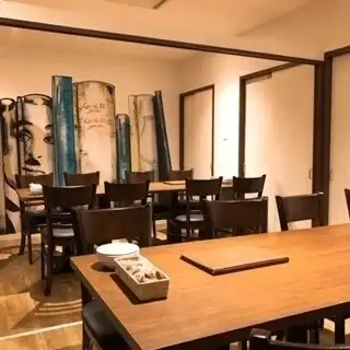 チーズプラスでは、2H飲み放題付コースを3500円~ご用意しております!デザイナーが手掛けたおしゃれな内観でお誕生日や記念日のお祝いも◎11時~ランチも可能。